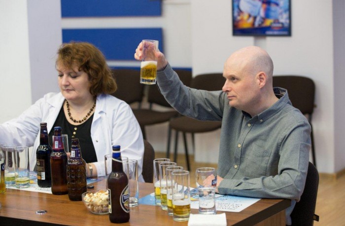 Mituri despre berea produsă de Efes Moldova spulberate de criticul Jeff Evans